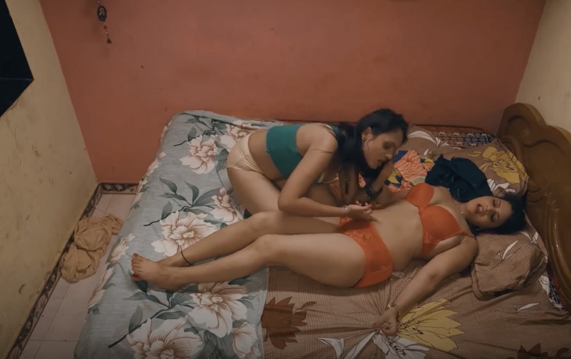 De Dana Dan  – S01E05 – 2024 – Hindi Hot Web Series – Ullu App