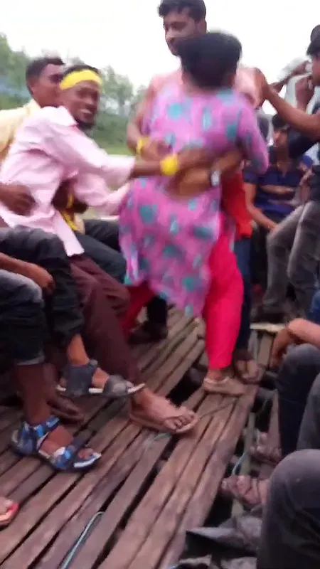 Latest Bangladeshi sex mms village desi randi dancing on boat in public